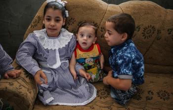 الأشقاء الغزيون الثلاثة الذين ولدوا بأنصاف أجساد (الأناضول)