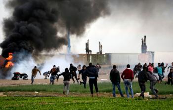 جانب من مواجهات بين الاحتلال والفلسطينيين بغزة  (أ ف ب) 