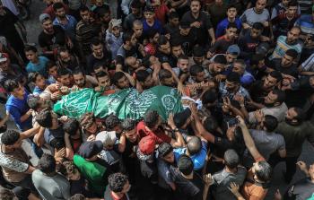 جانب من تشييع الشهيد الباز بالنصيرات (الأناضول)