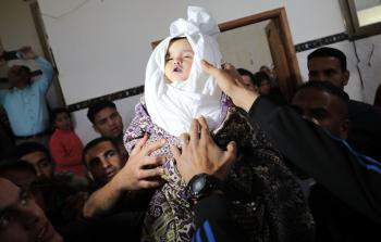 تشييع طفلة قتلت في غارة إسرائيلية على قطاع غزة (فلسطين أون لاين)