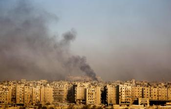الدخان يتصاعد من حلب إثر استمرار قصف قوات النظام لها (أ ف ب) 