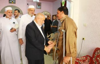 جانب من زيارة وفد التشريعي جرحى بمدينة رفح