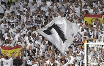 مشجعو ريال مدريد خلال مباراة الأمس (أ ف ب)