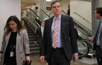 نائب رئيس لجنة الاستخبارات بالشيوخ الأمريكي مارك وارنر  (أ ف ب)