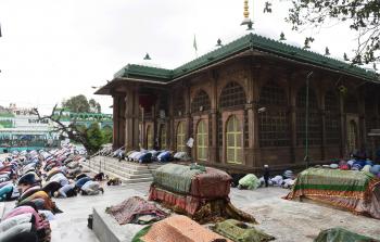 مسلمون في الهند يؤدون صلاة الجمعةالأخيرة في رمضان - ( أ ف ب)