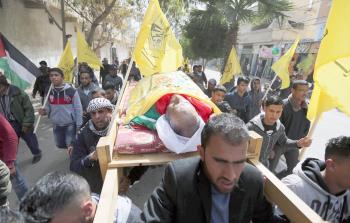 مواطنون يشيعون جثمان الشهيد محمد أبو جامع في خانيونس أمس (تصوير / رمضان الأغا)