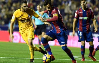 جانب من مباراة أتلتيكو مدريد وليفانتي أمس (أ ف ب)