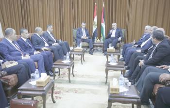 هنية خلال لقائه وزير المخابرات المصري في غزة أمس (تصوير/ رمضان الأغا)