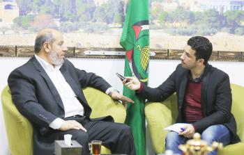 من مقابلة الزميل يحيى اليعقوبي مع عضو المكتب السياسي لحماس خليل الحية (تصوير / محمود أبو حصيرة)