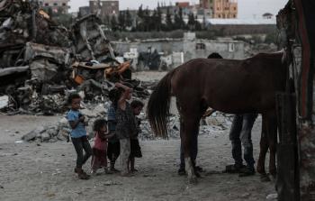 أطفال لاجئون يلعبون في مخيم خان يونس جنوب قطاع غزة