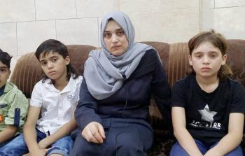 عائلة الحاج المختطف لدى الجيش المصري عبد القادر قشطة (تصوير / ربيع أبو نقيرة)