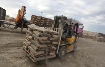 دخول شاحنات محملة بمواد البناء عبر معبر رفح (أرشيف)