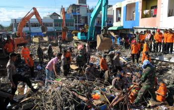جانب من آثار الزالزال المدمر في أندونيسيا (أ ف ب)