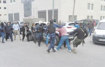 عناصر من الشرطة الفلسطينية خلال اعتقالهم أحد المواطنين في الضفة الغربية (أرشيف)