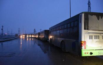 جانب من عمليات الإجلاء التي استمرت طوال ليلة أمس في حلب (أ ف ب)