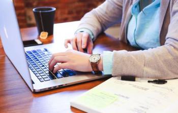  تحقق المرأة ذاتها أمام أسرتها عبر العمل الحر