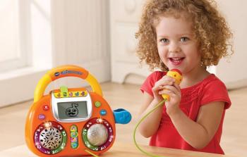 اللعب التخيلي يبدأ مع الطفل في العام الثاني من عمره