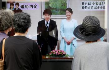 يابانيون يتابعون المؤتمر الصحفي لحفيدة الإمبراطور (رويترز)