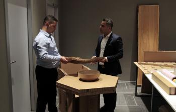 جانب من تحويل المخلفات الورقية لأثاث في تركيا (الأناضول)