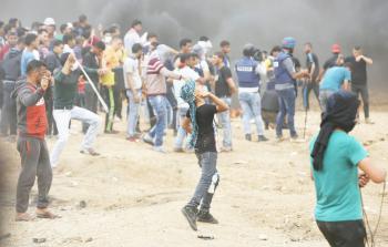 شبان يشاركون في مسيرة العودة شرق غزة (تصوير / رمضان الأغا)