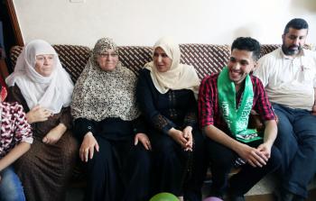 لؤي قنوع وعائلته 