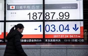 لوحة تعرض تحركات البورصة اليابانية بشكل يومي (أ ف ب)