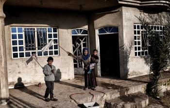 مواطنون من الموصل يلوحون بالأعلام البيضاء لقوات الأمن العراقية (أ ف ب)