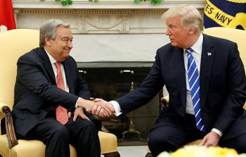 أنطونيو غوتيريش يصافح دونالد ترامب