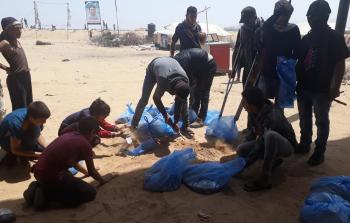 شبان يقومون بتعبئة أكياس من الرمال للحد من قنابل الغاز 