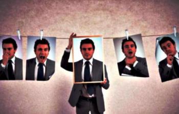 البعض يبالغ في التواصل البصري في محاولة لتغطية الحقيقة