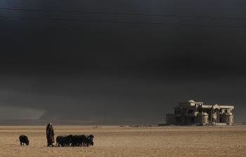 دخان ينبعث جراء المعارك المستمرة بين القوات العراقية و