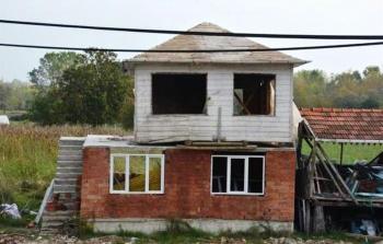 كان البيت آخر ما تبقى من أثر الوالد لإبنه