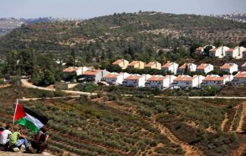 شبان يرفعون علم فلسطين أمام مستوطنات الاحتلال (أرشيف)