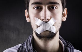 الرجل لديه ضبط ذاتي في التعبير عن المشاعر