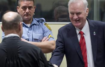 ملاديتش (يميناً) أثناء محاكمته اليوم (أ ف ب)