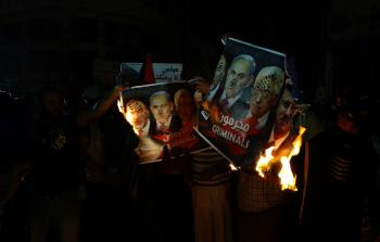 غزيون يحتجون على قطع الكهرباء (أ ف ب)