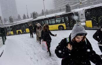 الثلوج تغطي اسطنبول اليوم (أ ف ب)