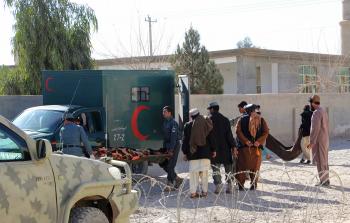 جانب من نقل جثث الضحايا في انفجار سابق في أفغانستان (أ ف ب)