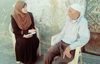 الصحفية أمل حبيب أثناء إجرائها لإحدى لقاءاتها الصحفية 