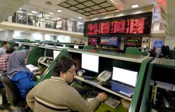 تقليل ساعات العمل قد يزيد الإنتاجية  (رويترز)