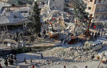 جانب من آثار القصف الجوي الذي استهدف إدلب أمس (أ ف ب)