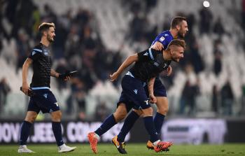 لاعبو لاتسيو يحتفلون بالفوز على يوفنتوس (أ ف ب)