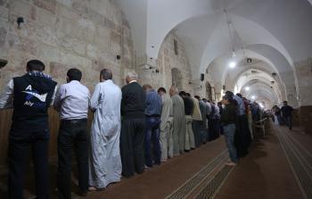 سوريون يؤدون صلاة التراويح (الأناضول)