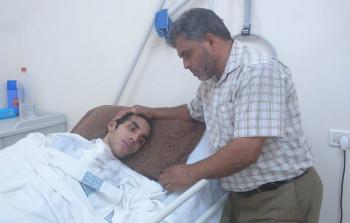 والد الغريق اشتيوي يرافق ابنه في المستشفى