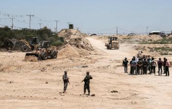 الأجهزة الأمنية الفلسطينية تشرف على إنشاء المنطقة العازلة بين غزة ومصر (أ ف ب)