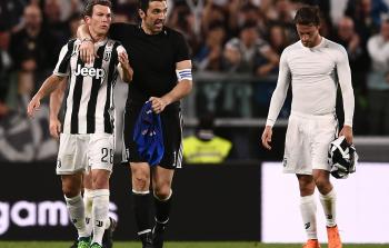 لاعبو يوفنتوس خلال مباراة الأمس (أ ف ب)