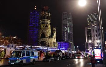 الشرطة الألمانية تطوق مكان حادثة الدهس أمس (أ ف ب)