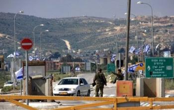 صورة جانبية للحاجز والأراضي الفلسطينية 
