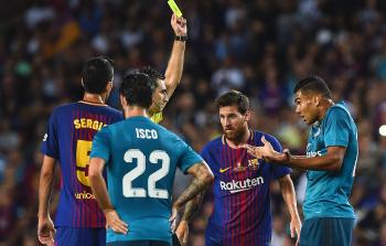 جانب من مباراة كلاسيكو الأرض في ذهاب السوبر الإسباني - (أ ف ب)