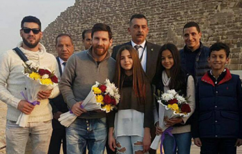 ميسي خلال وجوده في الأهرامات 